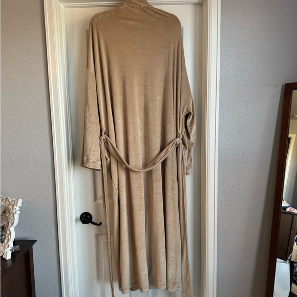 SKIMS Velour Fleece Robe Size 3X Honey beige color - Picture 7 of 9